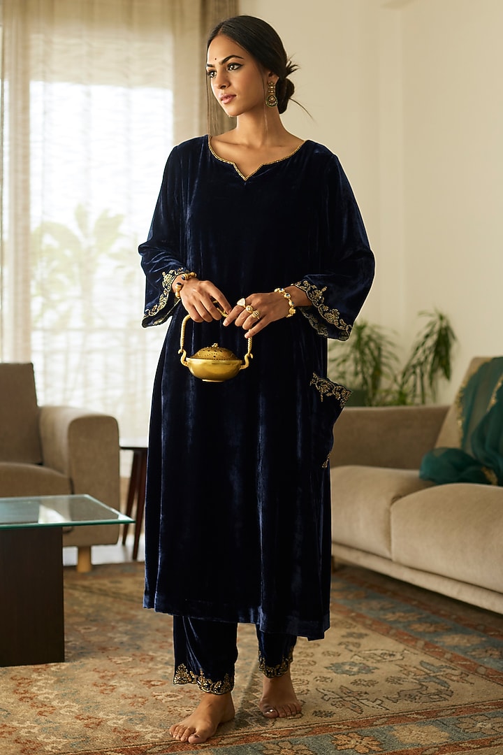 Blue Velvet Hand Embroidered Kurta Set by Sarang Kaur at Pernia's Pop Up Shop