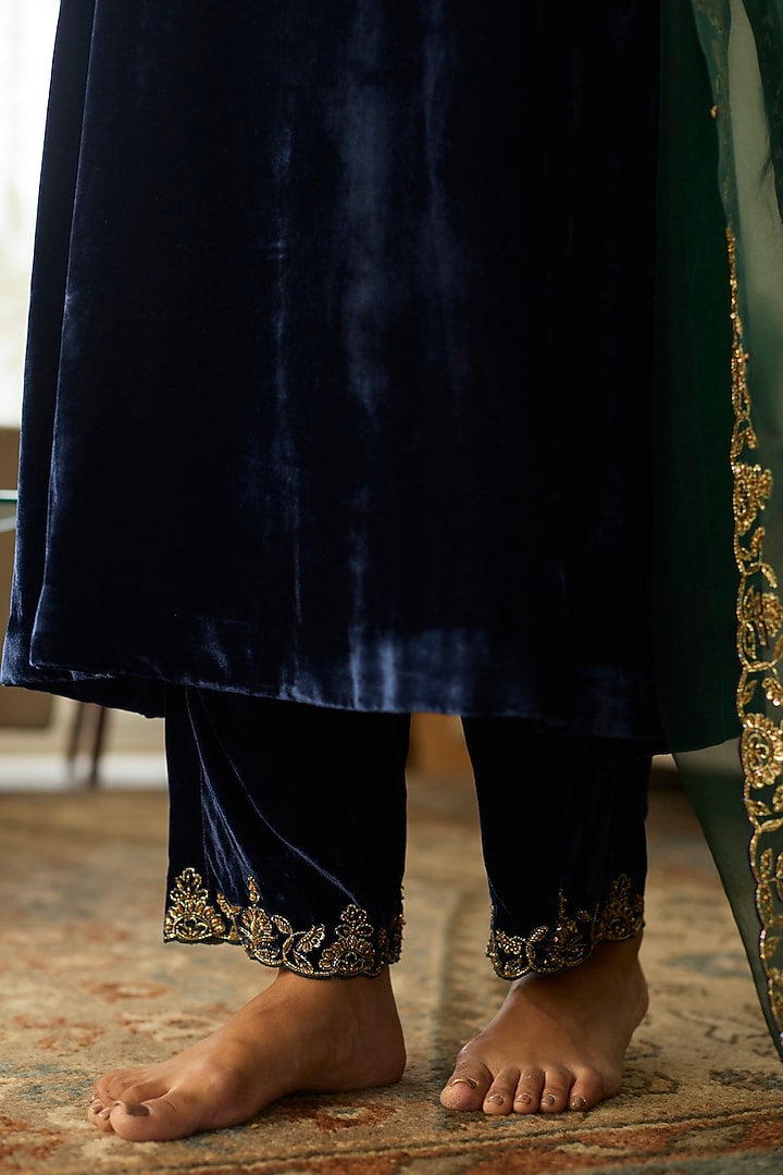 Blue Velvet Hand Embroidered Kurta Set by Sarang Kaur at Pernia's Pop Up Shop