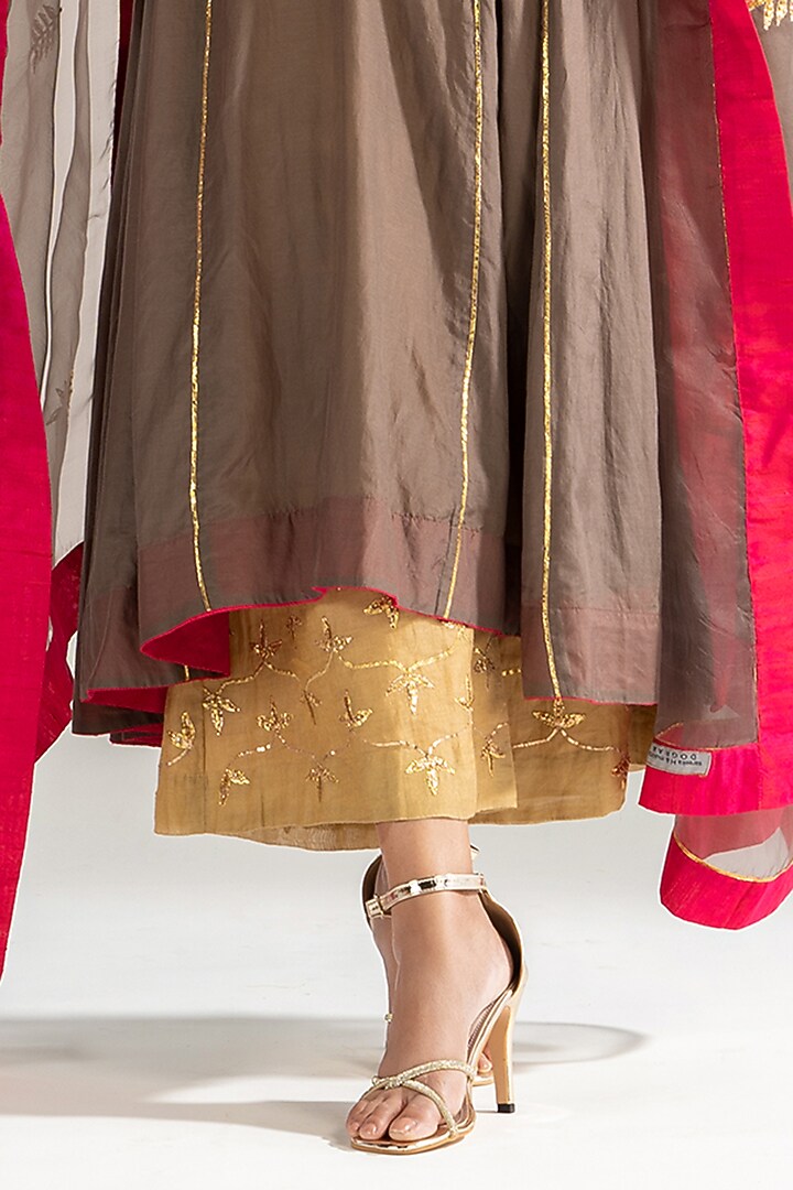 Ash Mul Silk Embroidered Kalidar Kurta Set by Sareeka H & Mukkta Dograa at Pernia's Pop Up Shop