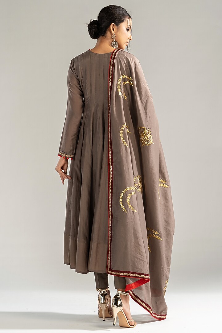 Ash Mul Silk Embroidered Kalidar Kurta Set by Sareeka H & Mukkta Dograa at Pernia's Pop Up Shop