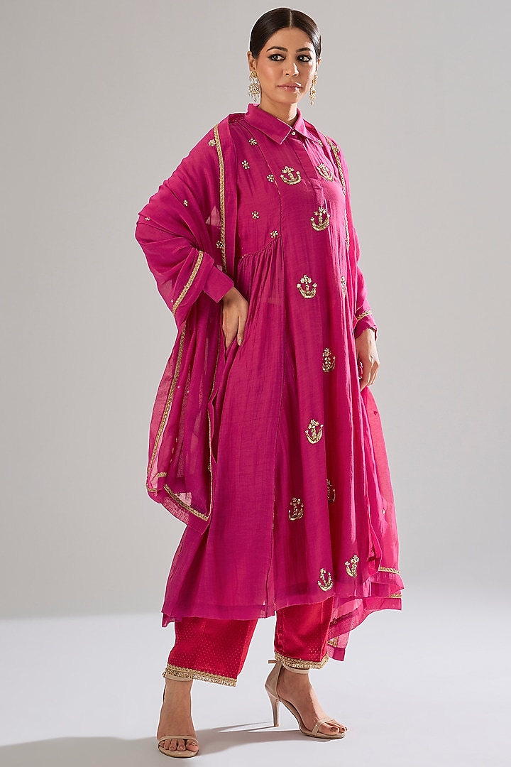 Dark Fuchsia Chanderi Hand Embroidered Kurta Set by Sareeka H & Mukkta Dograa at Pernia's Pop Up Shop