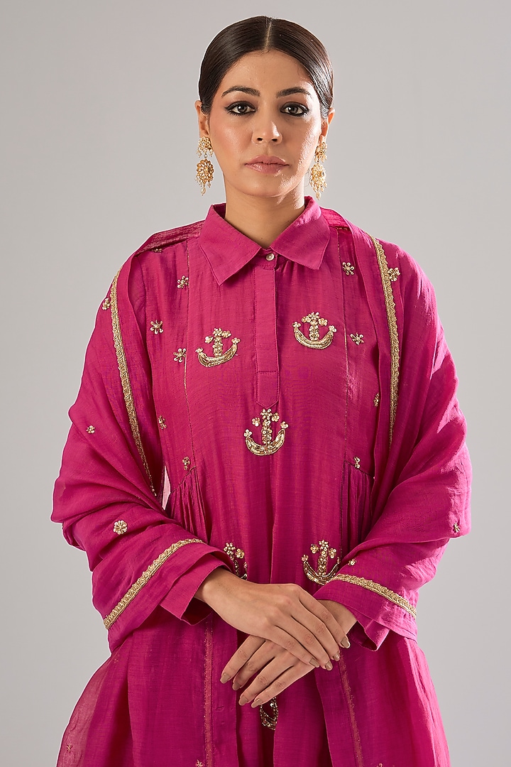 Dark Fuchsia Chanderi Hand Embroidered Kurta Set by Sareeka H & Mukkta Dograa at Pernia's Pop Up Shop