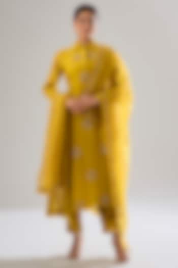 Mustard Chanderi Hand Embroidered Kurta Set by Sareeka H & Mukkta Dograa at Pernia's Pop Up Shop