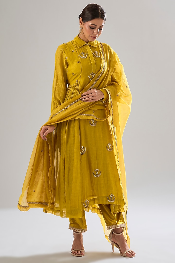 Mustard Chanderi Hand Embroidered Kurta Set by Sareeka H & Mukkta Dograa at Pernia's Pop Up Shop