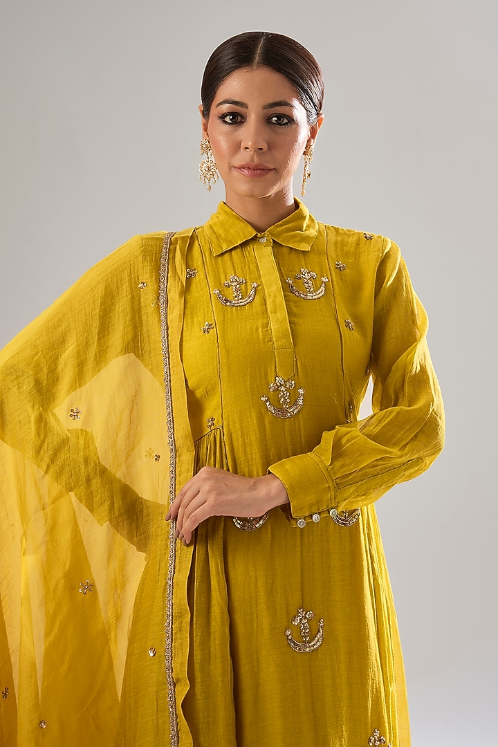 Mustard Chanderi Hand Embroidered Kurta Set by Sareeka H & Mukkta Dograa at Pernia's Pop Up Shop