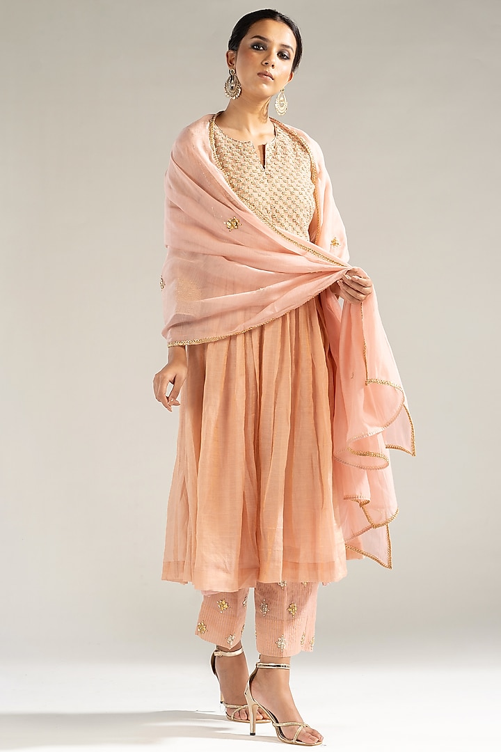 Powder Pink Chanderi Tissue Gota & Pearl Embroidered Kurta Set by Sareeka H & Mukkta Dograa at Pernia's Pop Up Shop