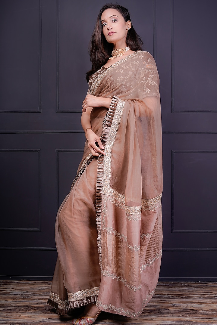 Dusty Gold organza & Velvet Embroidered Saree Set by Srota By Srishti Aggarwal