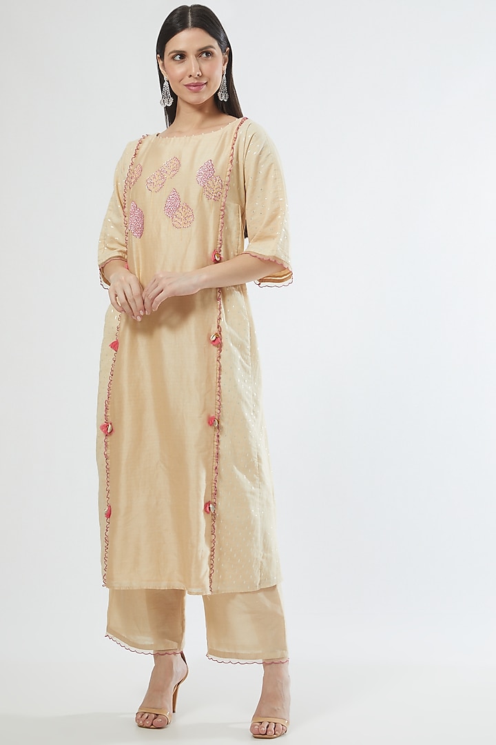 Ivory Chanderi Embellished Kurta Set by Srota By Srishti Aggarwal at Pernia's Pop Up Shop