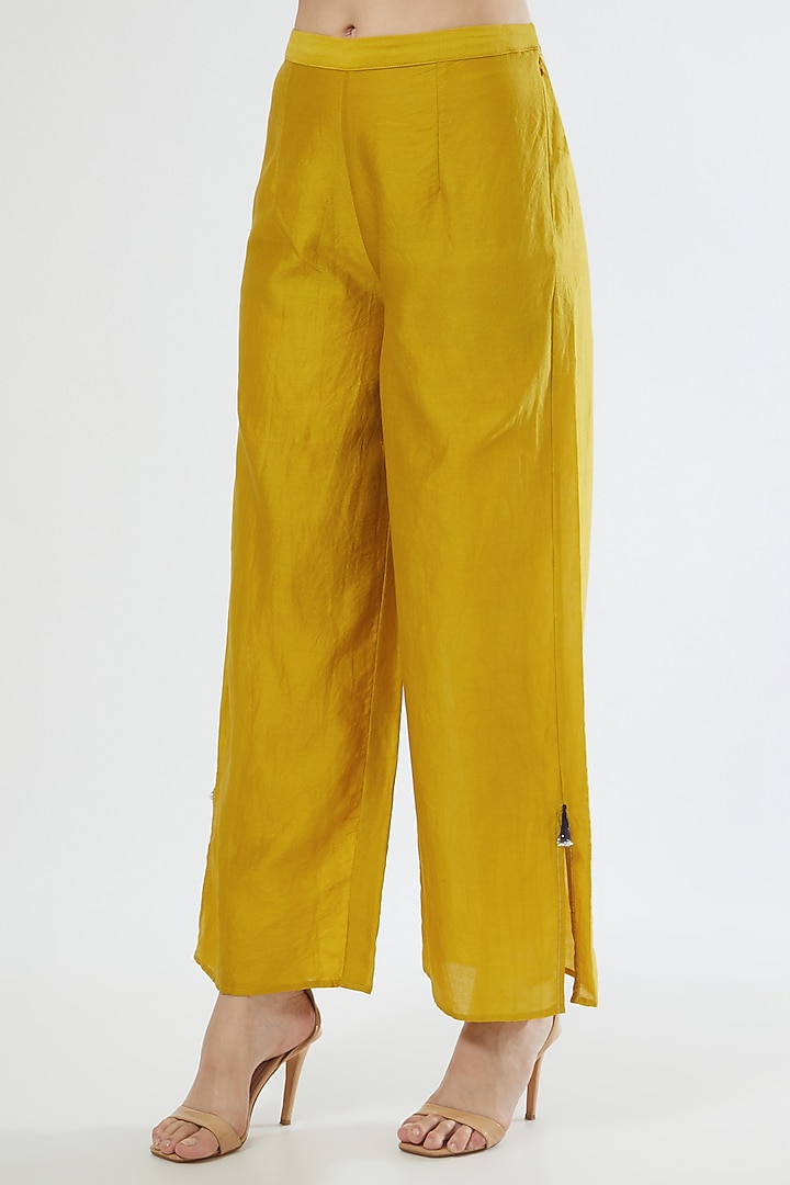 Yellow Embroidered Kurta Set by Srota By Srishti Aggarwal at Pernia's Pop Up Shop