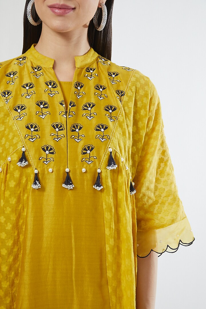 Yellow Embroidered Kurta Set by Srota By Srishti Aggarwal at Pernia's Pop Up Shop