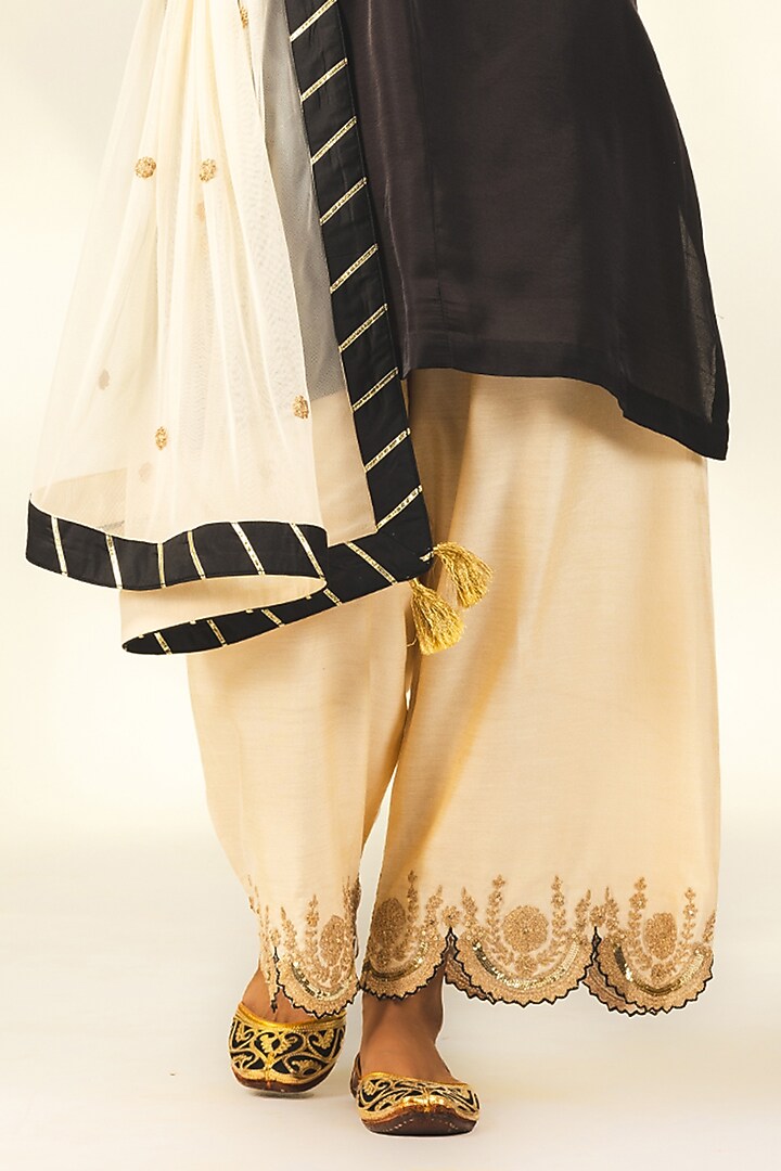Black Crepe Silk Dori & Sequins Embroidered Short Kurta Set by Shivani Sabharwal at Pernia's Pop Up Shop