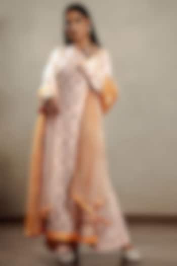 Pink Embroidered Kurta Set by Shashank Arya at Pernia's Pop Up Shop