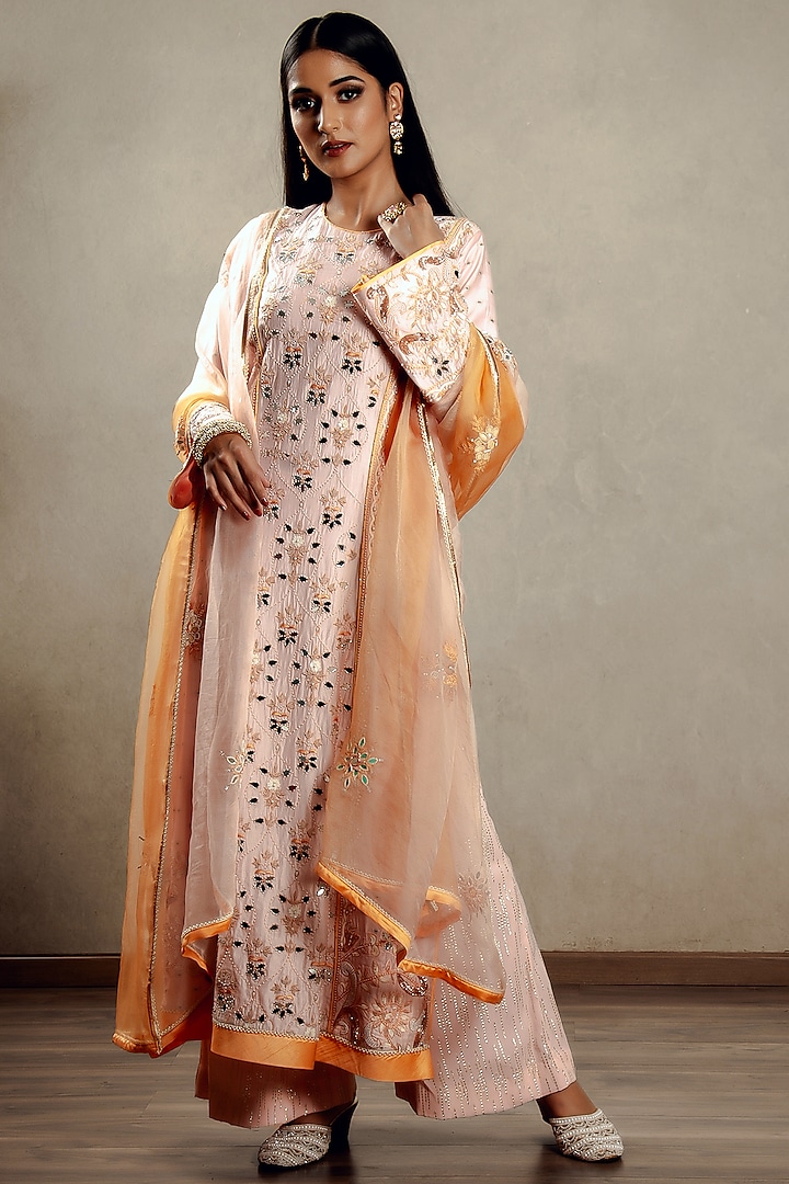 Pink Embroidered Kurta Set by Shashank Arya at Pernia's Pop Up Shop