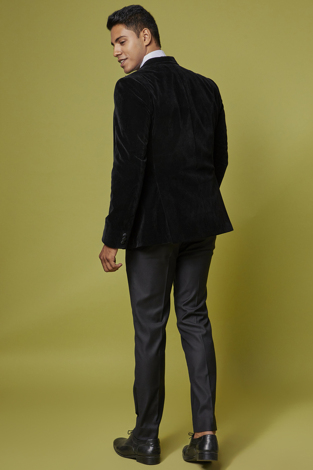 Buy Ssavarto Black Velvet Tuxedo Set at Pernia'sPopUpShopMen 2024