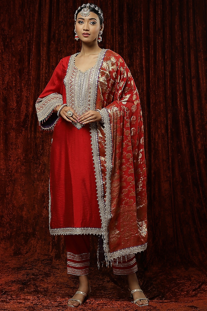 Red Silk Chanderi Embroidered kurta set by Shikhar Sharma at Pernia's Pop Up Shop