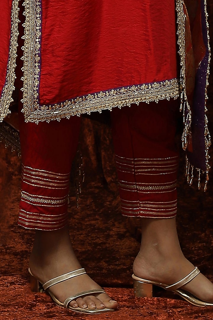 Red Silk Chanderi Embroidered kurta set by Shikhar Sharma at Pernia's Pop Up Shop