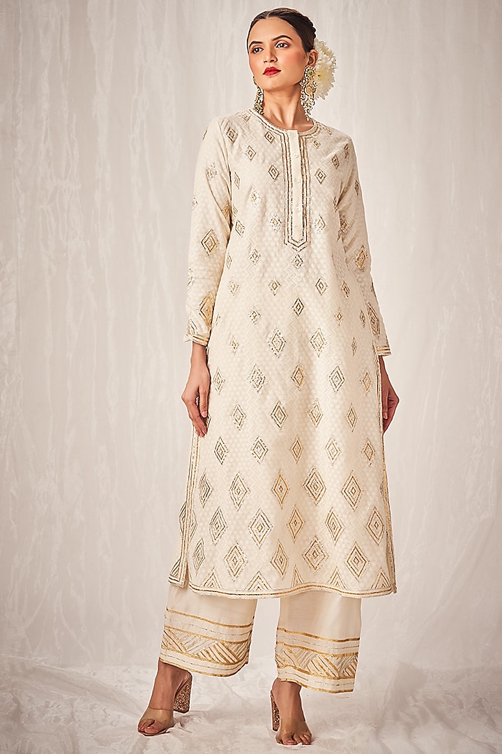 Off-White Chanderi Silk Embroidered A-Line Kurta by Gulabo By Abu Sandeep at Pernia's Pop Up Shop