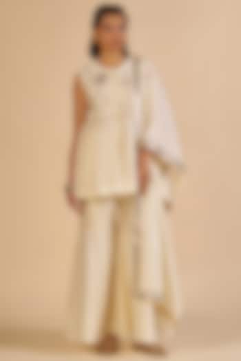 Off-White Chanderi Stole by Gulabo By Abu Sandeep at Pernia's Pop Up Shop