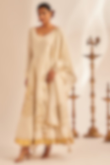 Off-White Chanderi Silk Embroidered Stole by Gulabo By Abu Sandeep at Pernia's Pop Up Shop