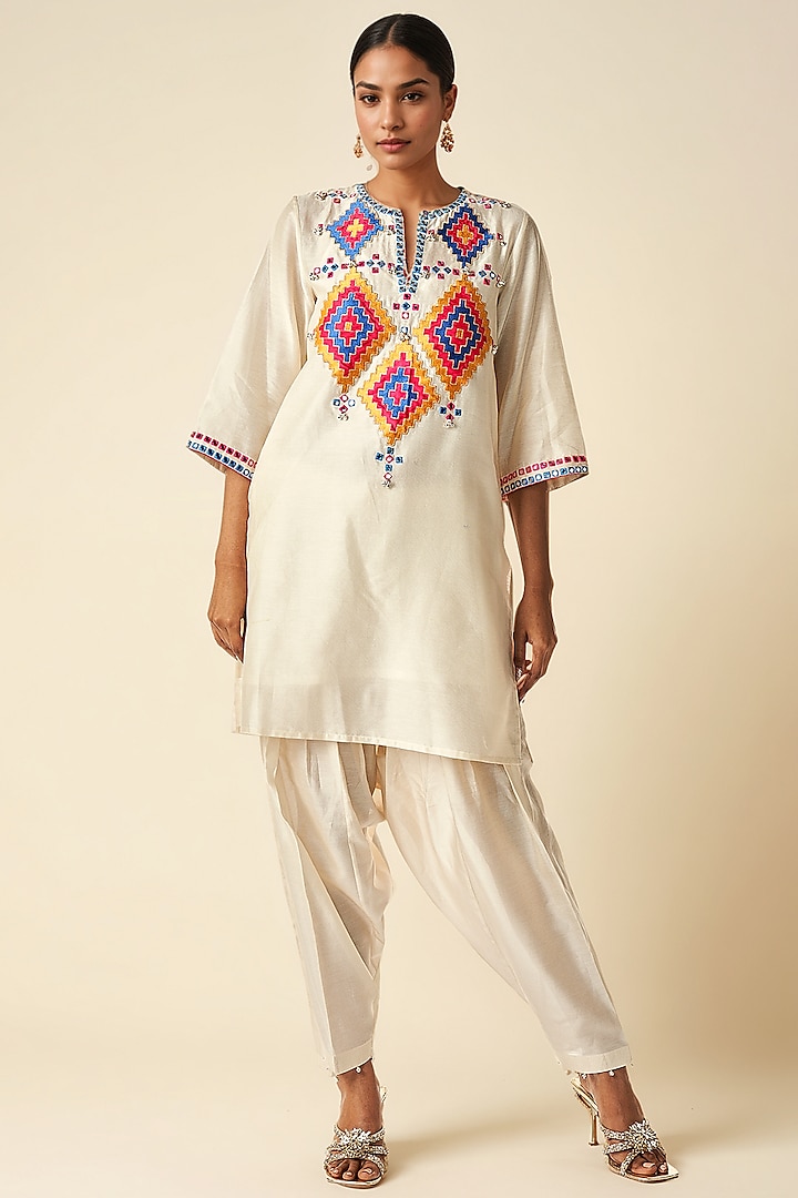 Off-White Chanderi Ikat Motif Short Kurta by Gulabo By Abu Sandeep at Pernia's Pop Up Shop