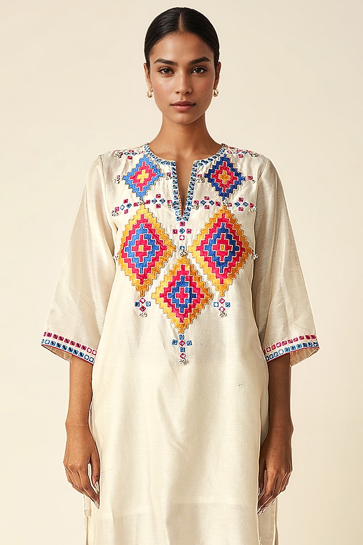 Off-White Chanderi Ikat Motif Short Kurta by Gulabo By Abu Sandeep at Pernia's Pop Up Shop