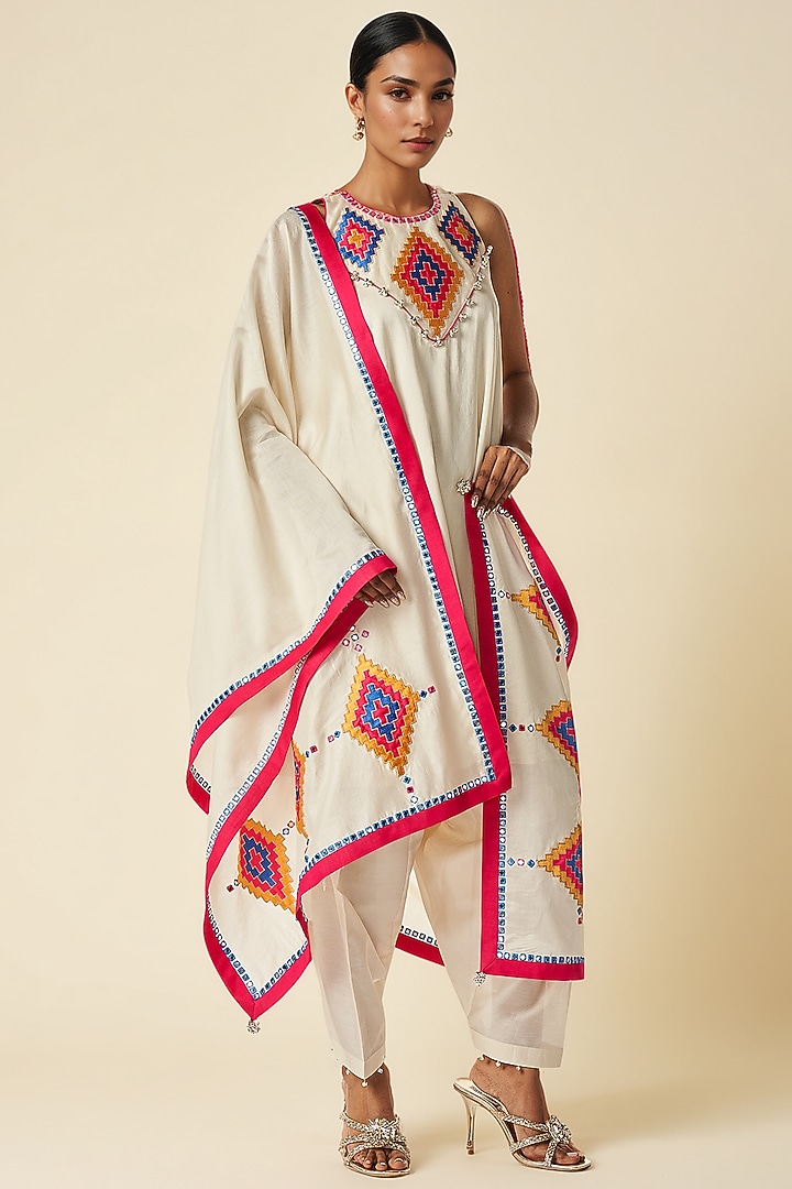 Off-White Chanderi Ikat Applique Dupatta by Gulabo By Abu Sandeep at Pernia's Pop Up Shop