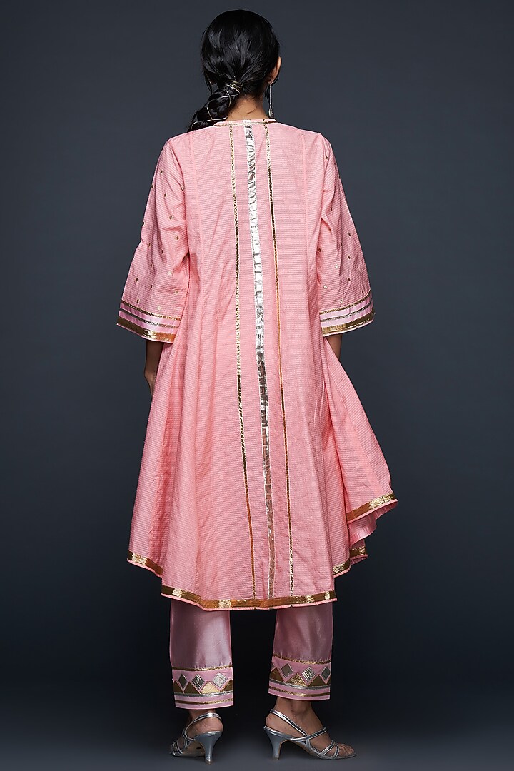 Peach Chanderi & Jamdani Gota Applique Flared Kurta by Gulabo By Abu Sandeep at Pernia's Pop Up Shop