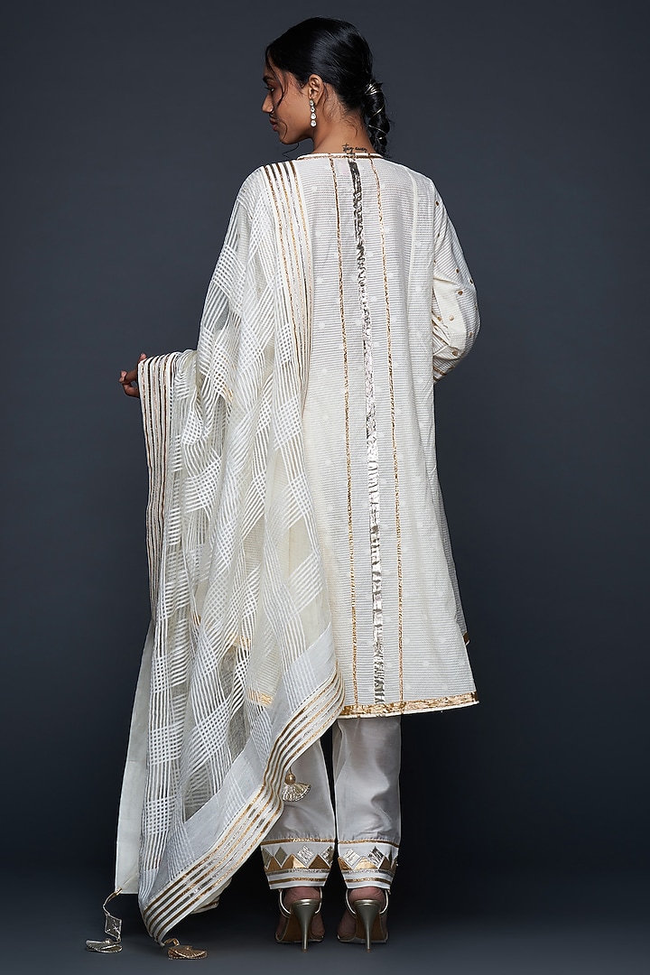 Off-White Jamdani Dupatta by Gulabo By Abu Sandeep at Pernia's Pop Up Shop