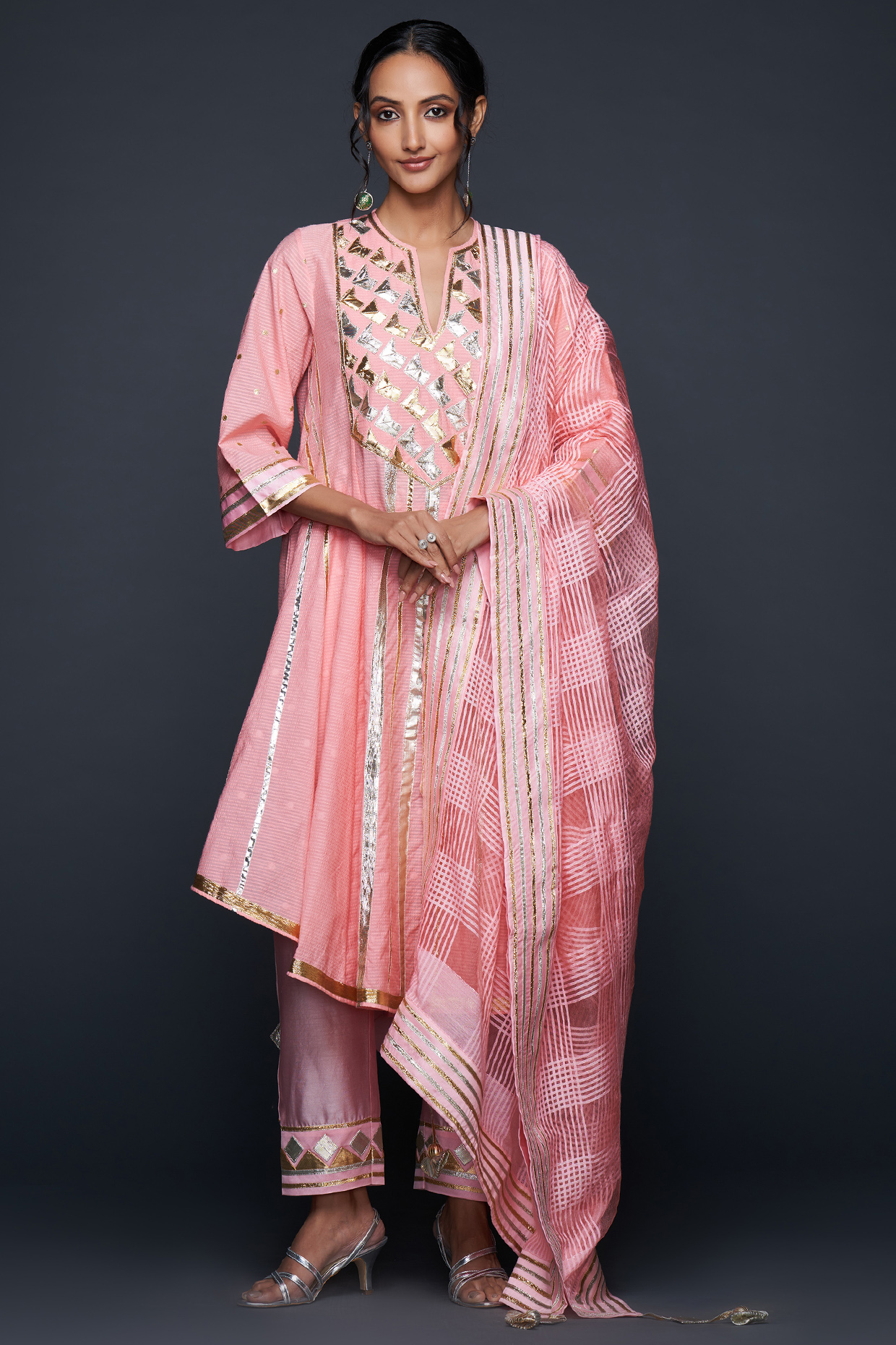 Peach Jamdani Dupatta by Gulabo By Abu Sandeep at Pernia's Pop Up Shop