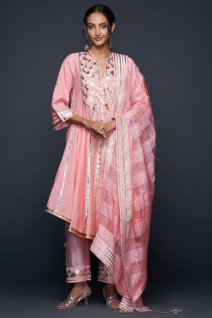 Peach Jamdani Dupatta by Gulabo By Abu Sandeep at Pernia's Pop Up Shop