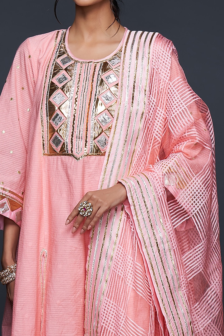 Peach Jamdani Dupatta by Gulabo By Abu Sandeep at Pernia's Pop Up Shop