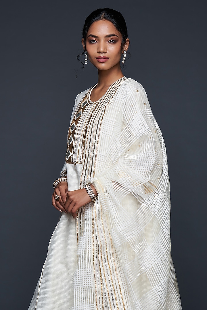 Off-White Jamdani Gota Applique Layered Kurta by Gulabo By Abu Sandeep at Pernia's Pop Up Shop