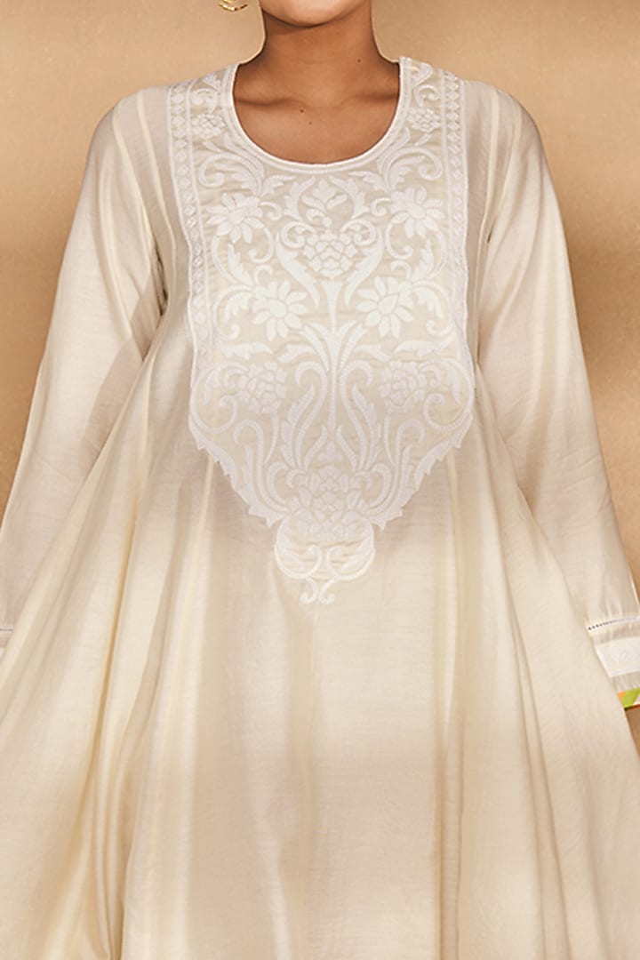 Off-White Chanderi Embroidered Kurta by Gulabo By Abu Sandeep at Pernia's Pop Up Shop
