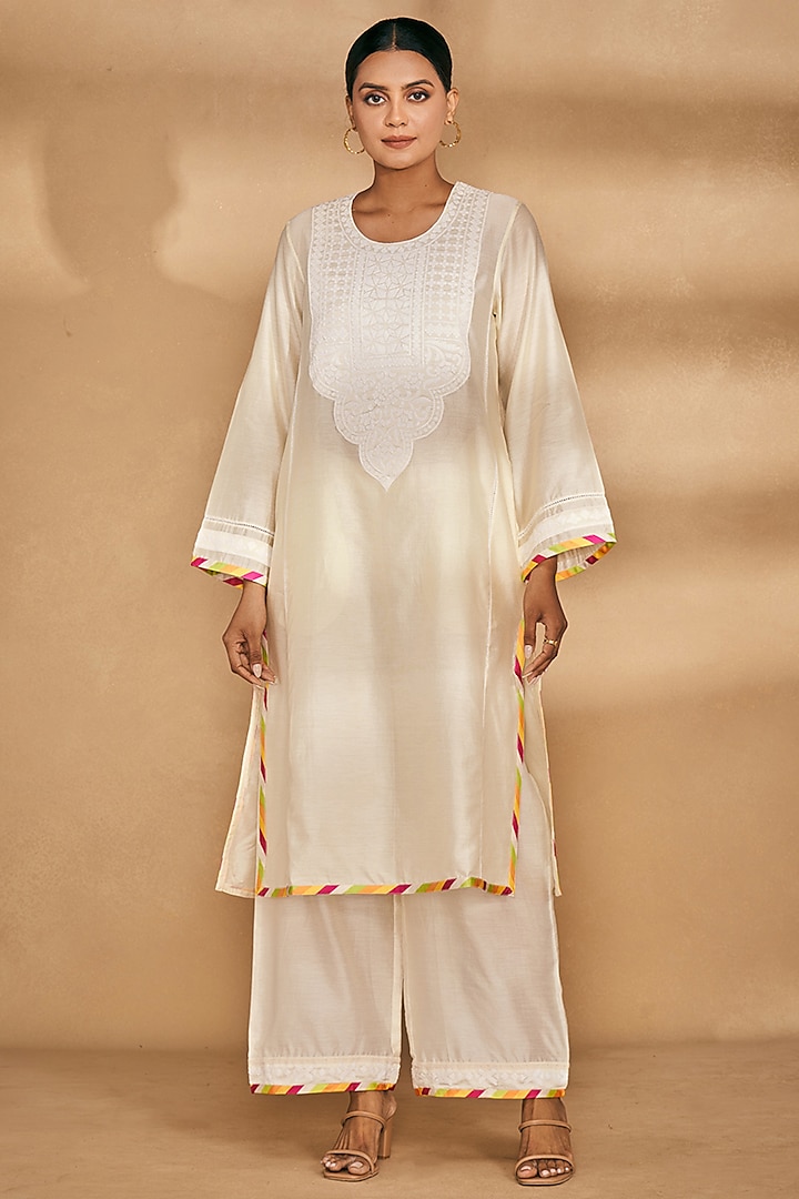 Off-White Chanderi Embroidered A-Line Kurta by Gulabo By Abu Sandeep at Pernia's Pop Up Shop