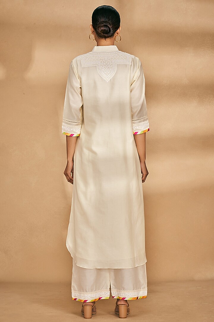 Off-White Chanderi Embroidered Collared Kurta by Gulabo By Abu Sandeep at Pernia's Pop Up Shop