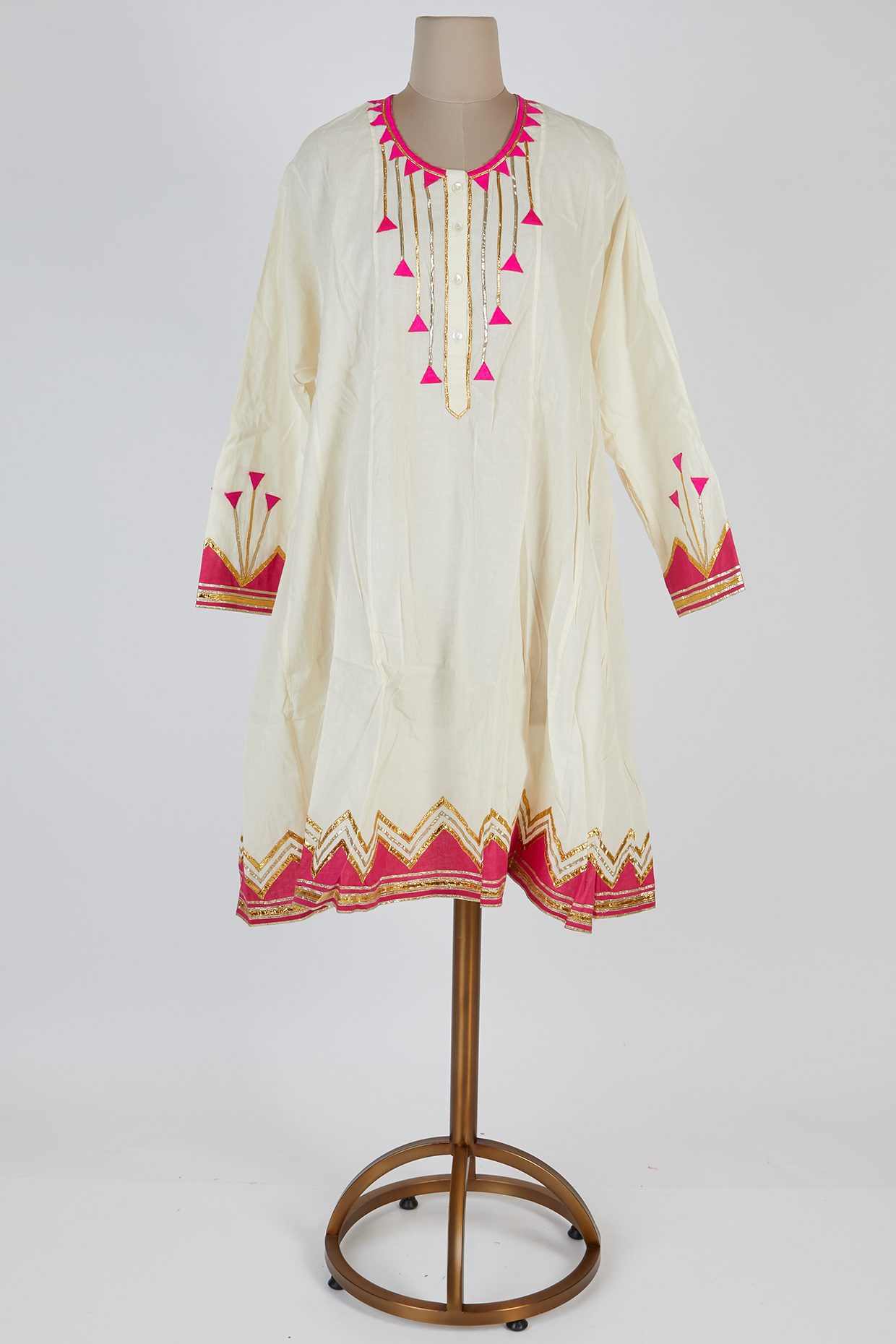 Off White Embroidered Kurta by Gulabo By Abu Sandeep at Pernia's Pop Up Shop