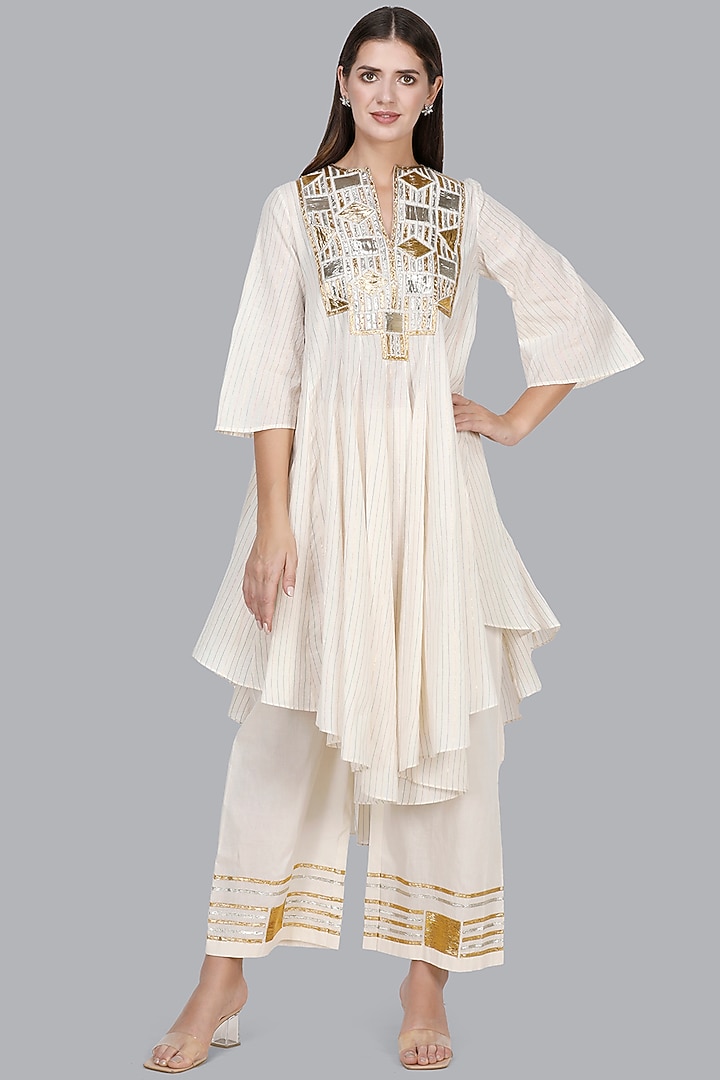 Off-White Asymmetrical Embroidered Kurta by Gulabo By Abu Sandeep at Pernia's Pop Up Shop