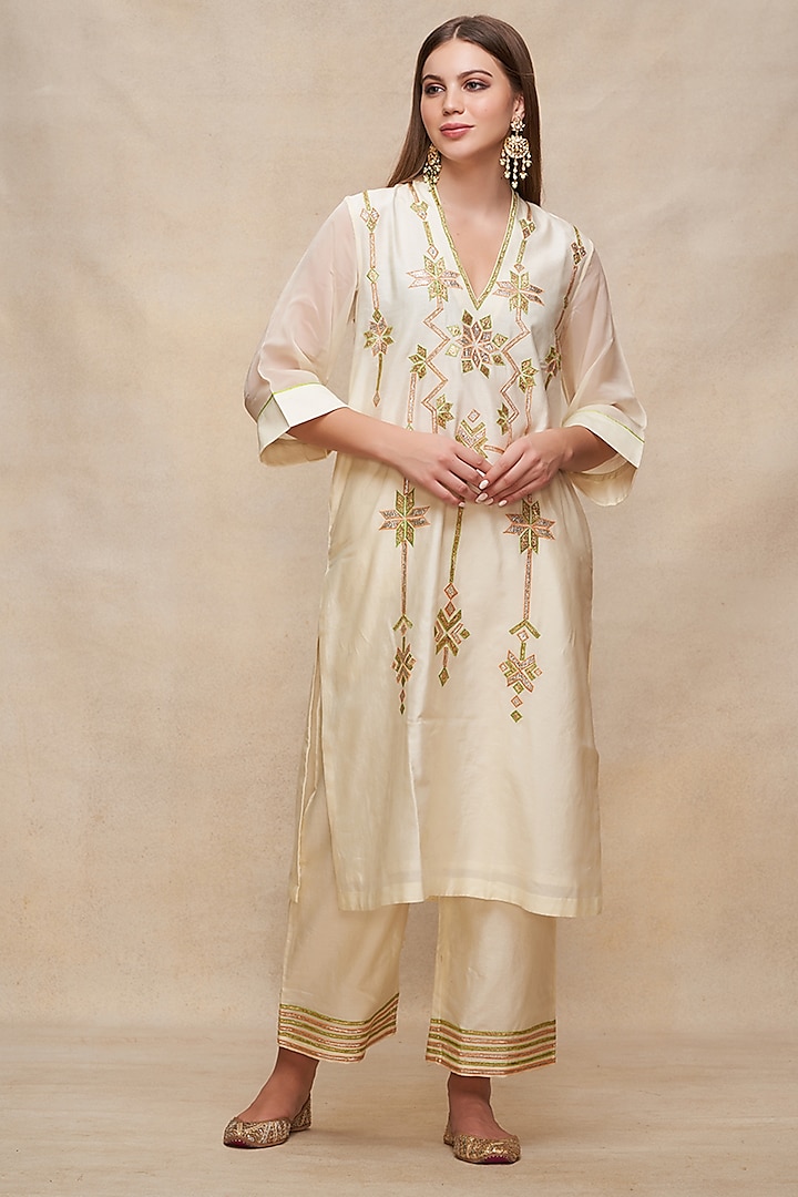 Off-White Chanderi Gota Embroidered Straight Kurta by Gulabo By Abu Sandeep at Pernia's Pop Up Shop