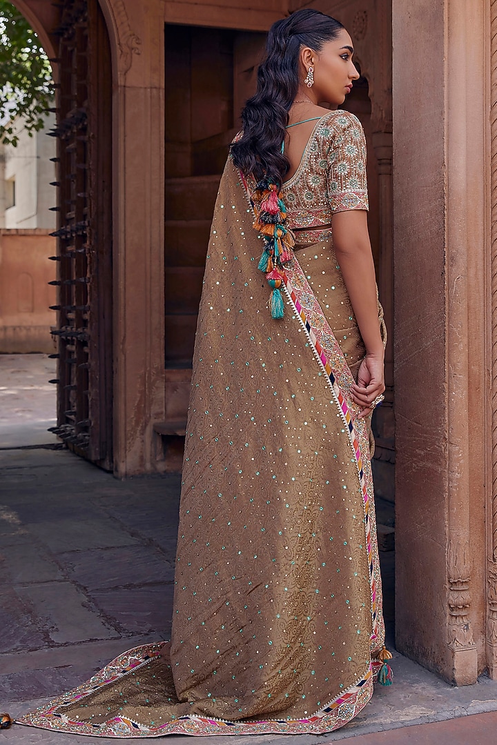 Beige Raw Silk & Bandhani Tissue Dori Work Reception Saree Set by Studio Bagechaa at Pernia's Pop Up Shop