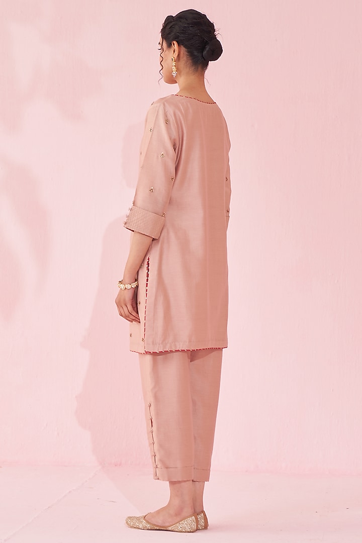 Blush Pink Chanderi Hand & Machine Embroidered Kurta Set by Studio Bagechaa at Pernia's Pop Up Shop
