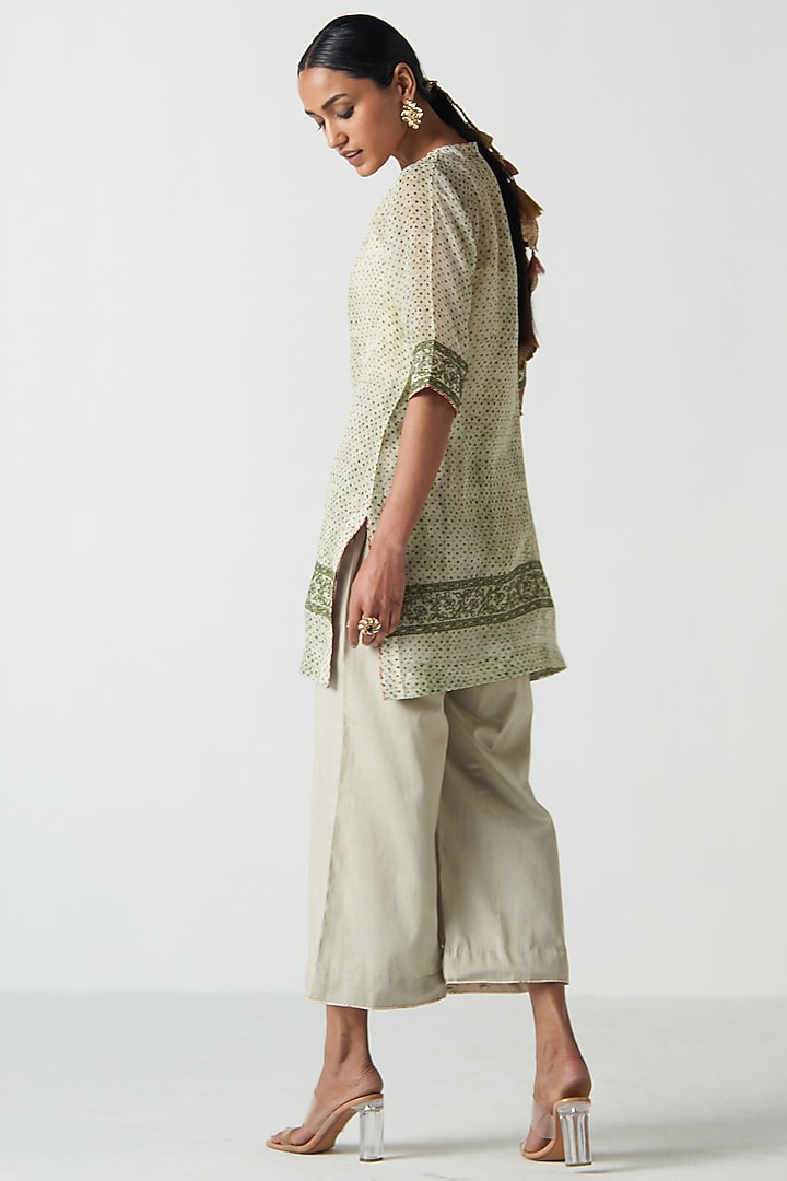 Green Organza & Chanderi Screen Printed Short Kurta Set by Studio Bagechaa at Pernia's Pop Up Shop