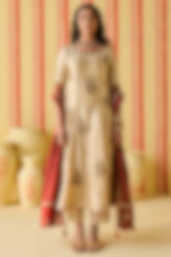 Beige Dola Silk Dola Silk Zardosi & Resham Work Kurta Set by Studio Bagechaa at Pernia's Pop Up Shop