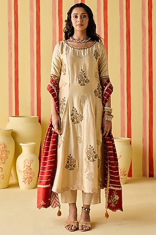 Beige Dola Silk Dola Silk Zardosi & Resham Work Kurta Set by Studio Bagechaa