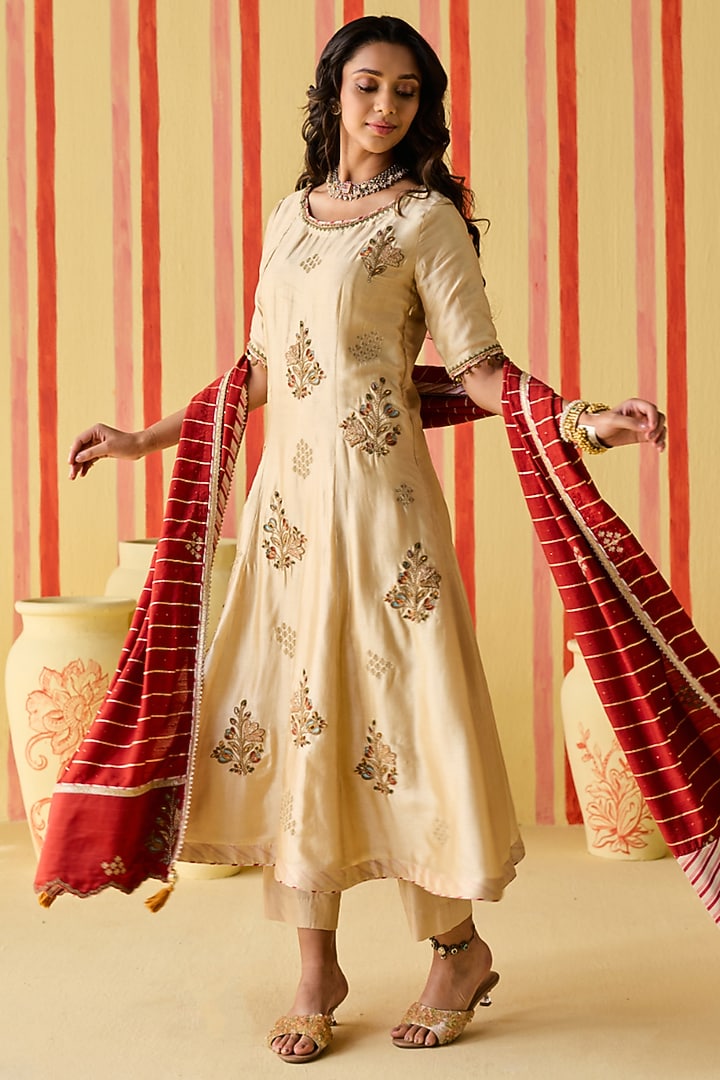 Beige Dola Silk Dola Silk Zardosi & Resham Work Kurta Set by Studio Bagechaa at Pernia's Pop Up Shop