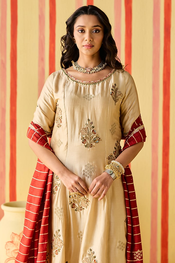 Beige Dola Silk Dola Silk Zardosi & Resham Work Kurta Set by Studio Bagechaa at Pernia's Pop Up Shop