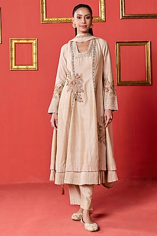 Beige Chanderi Resham & Aari Work Kurta Set by Studio Bagechaa