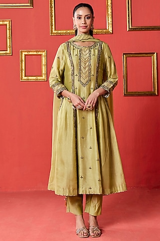 Green Dola Silk Dola Silk Zardosi Work Kurta Set by Studio Bagechaa