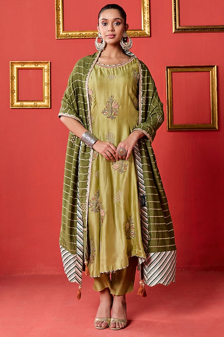 Green Dola Silk Dola Silk Zardosi & Resham Work Kurta Set by Studio Bagechaa at Pernia's Pop Up Shop