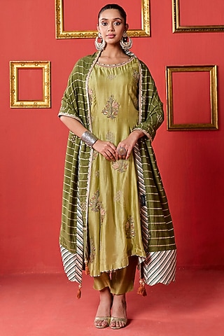 Green Dola Silk Dola Silk Zardosi & Resham Work Kurta Set by Studio Bagechaa