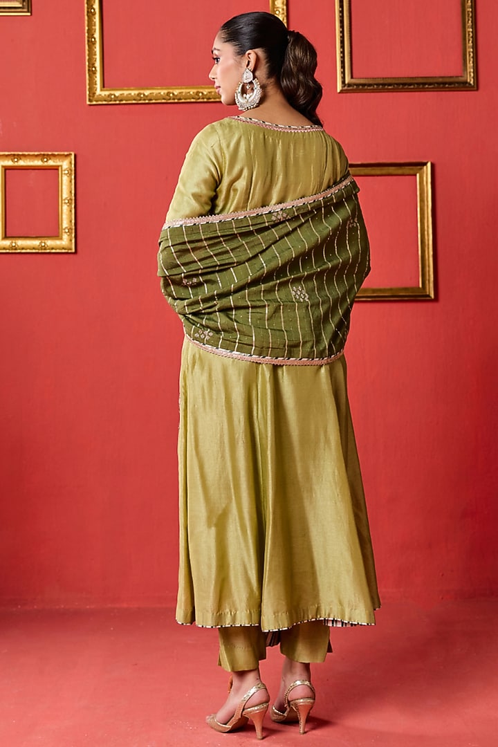 Green Dola Silk Dola Silk Zardosi & Resham Work Kurta Set by Studio Bagechaa at Pernia's Pop Up Shop